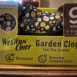 Waterproof floral garden clog
